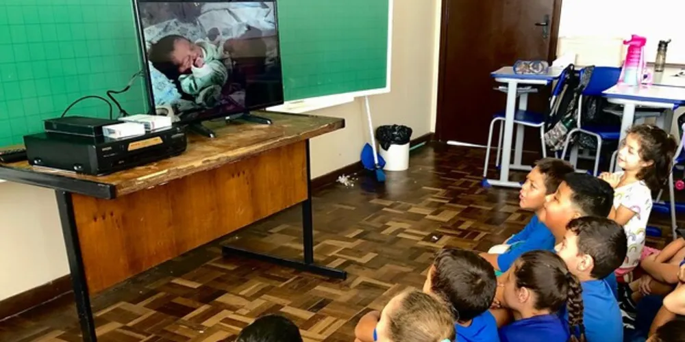 A exibição de filmagens em fitas cassete foi apenas um dos momentos de contato com fontes históricas que a turma participou durante a atividade.