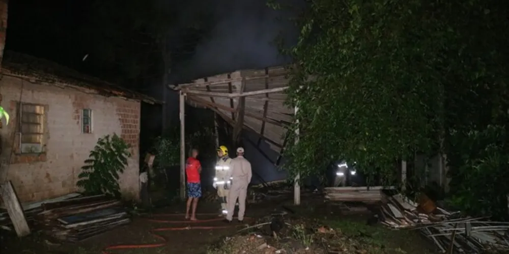 Fogo destruiu barracão