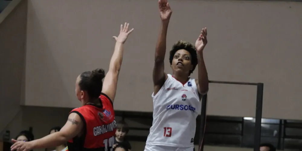 Em 12 temporadas, já são 194 jogos disputados pela pivô