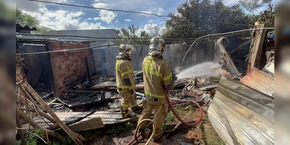 Equipe do Corpo de Bombeiros foi acionada para combater as chamas