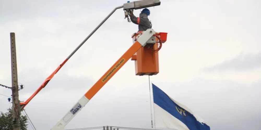 Os postes que sustentam as luminárias são de concreto e foram instalados em intervalos estratégicos, de acordo com estudos de fluxo e classificações viárias