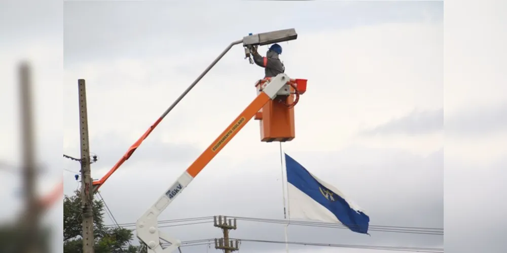 Os postes que sustentam as luminárias são de concreto e foram instalados em intervalos estratégicos, de acordo com estudos de fluxo e classificações viárias