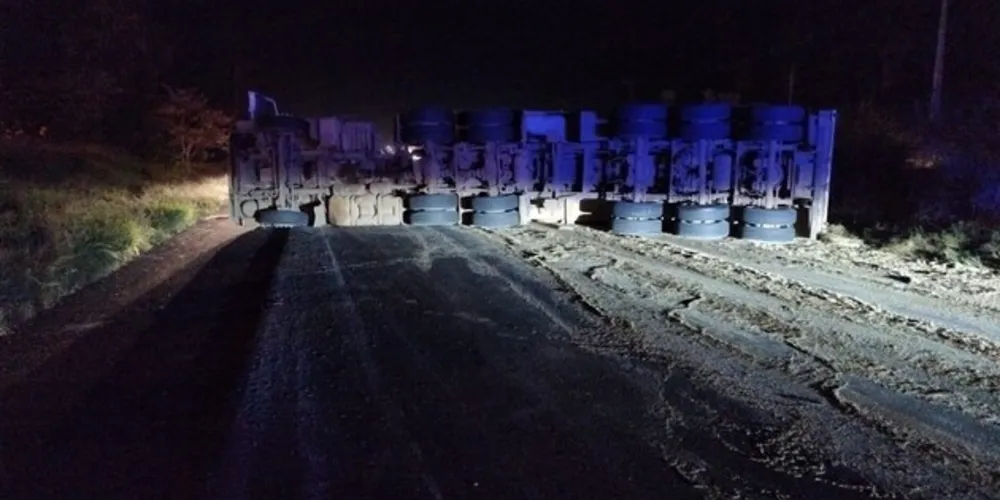 Acidente aconteceu na madrugada desta quarta-feira (03)