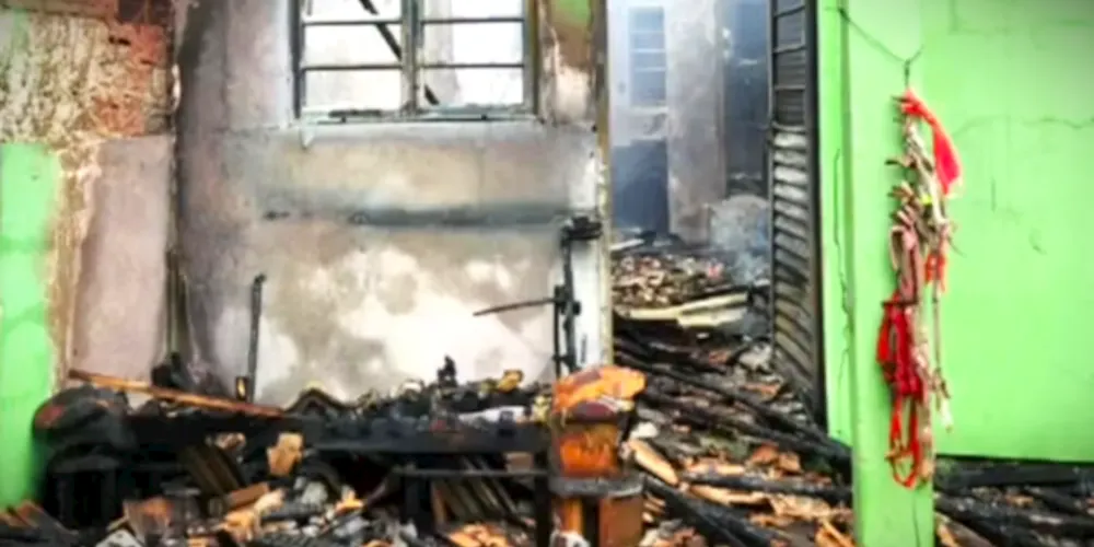 Residência ficou destruída após o incêndio