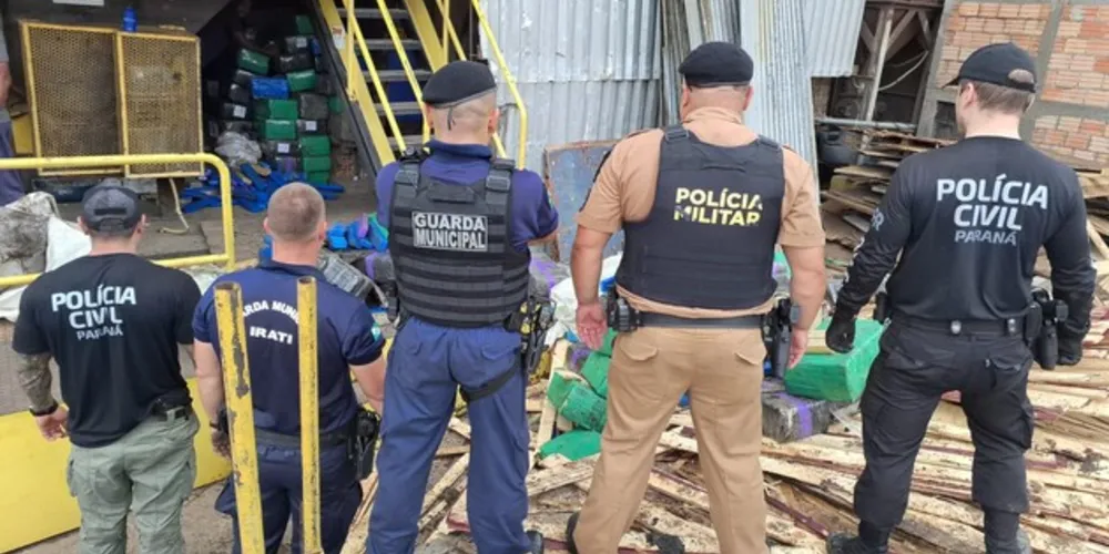 Devido ao elevado volume, o transporte das substâncias entorpecentes foi realizado em viaturas da Polícia Civil e da Guarda Municipal