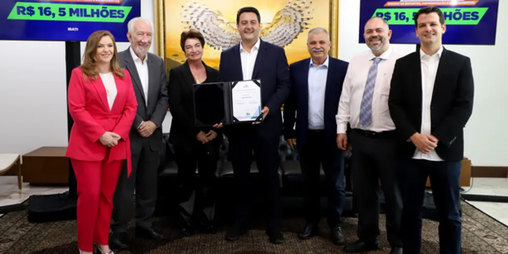 Governador Carlos Massa Ratinho Jr assina contrato com o município de Irati