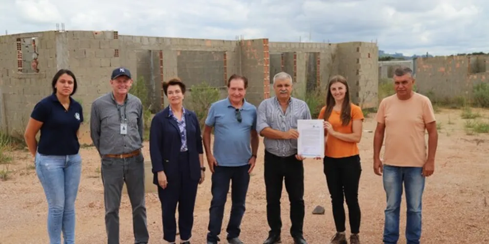 A ordem de serviço para retomada das obras do Condomínio do Idoso foi assinada pelo prefeito de Irati