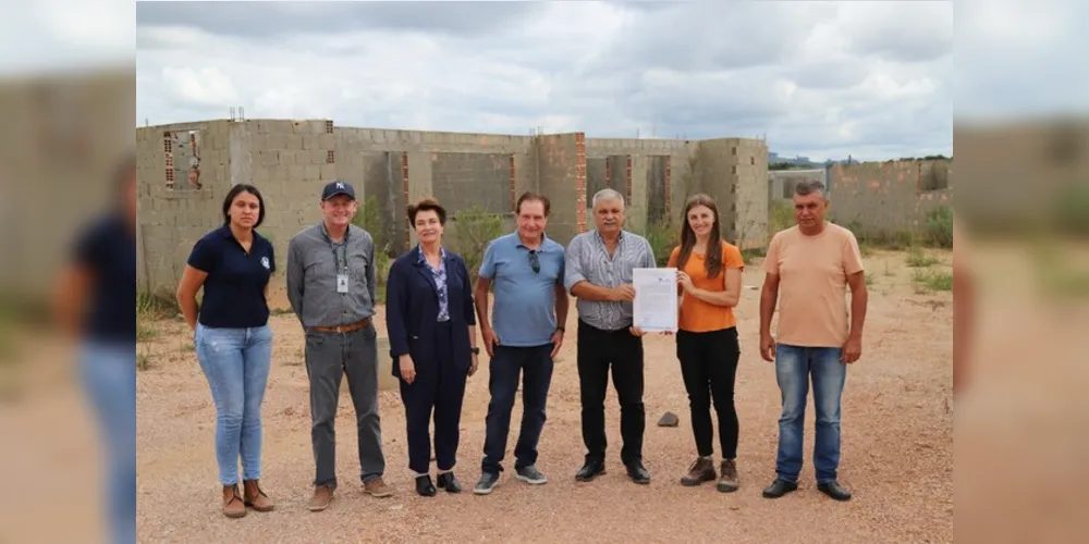 A ordem de serviço para retomada das obras do Condomínio do Idoso foi assinada pelo prefeito de Irati