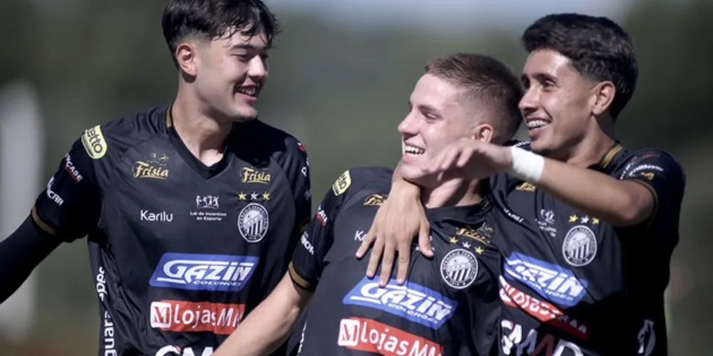 Dudu Mosconi (foto/centro) marcou gols na vitória dessa sexta