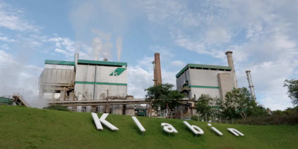 A Receita Líquida foi de R$ 4,430 bilhões no trimestre, com um volume total de vendas de 922 mil toneladas