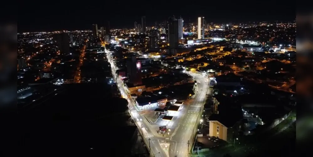 Os postes que sustentam as luminárias foram estrategicamente instalados com base em estudos de fluxo