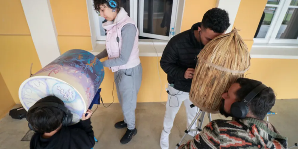 O projeto é um espetáculo que combina a tradição do teatro lambe-lambe com a rica mitologia brasileira.