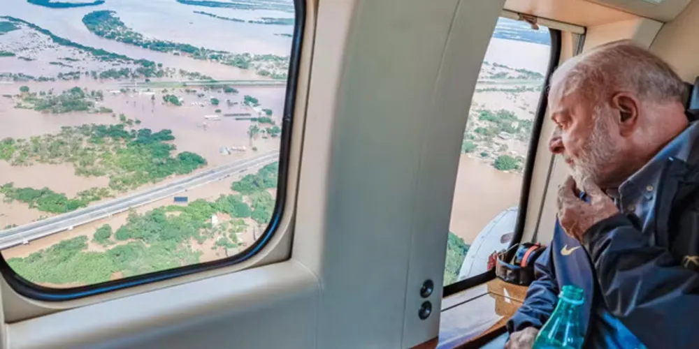 Imagem ilustrativa da imagem Lula sobrevoa áreas atingidas por enchentes no RS