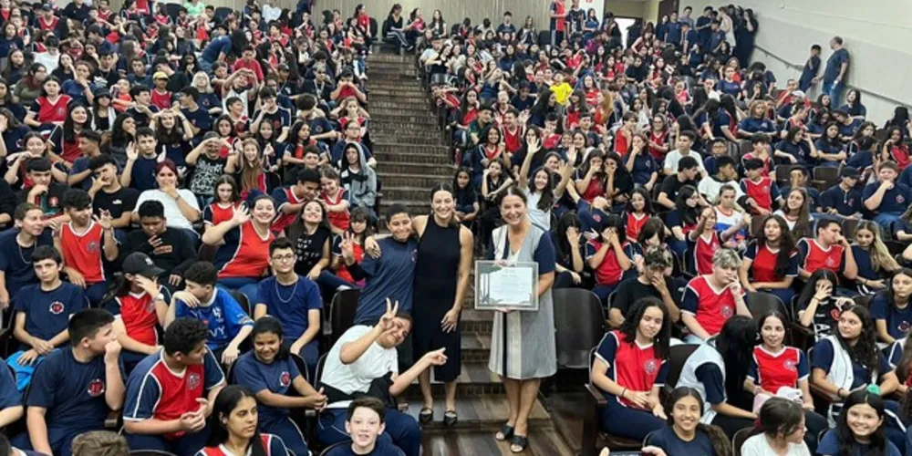Mabel canto esteve no Instituto de Educação Professor César Prieto Martinez