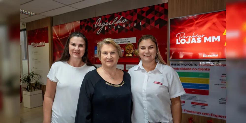 A vice-presidente do Grupo MM, Juliana Pauliki Michalowsi, junto com a presidente do Instituto Mundo Melhor (braço-social Da varejista), Cirlei Simão Pauliki, e com a gerente de comunicação interna, Rubiane Pauliki Zanetti