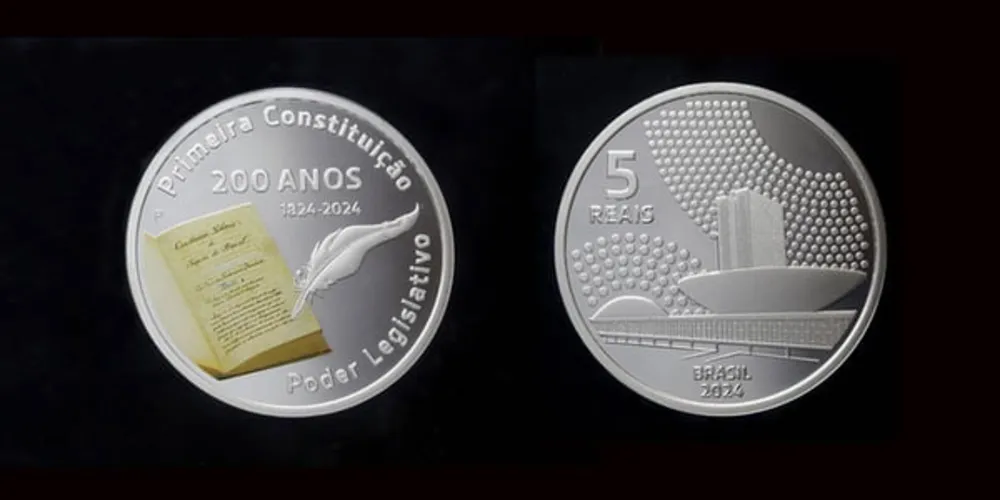 A moeda possui um diâmetro de 40mm e pesa 28g, apresentando um bordo serrilhado