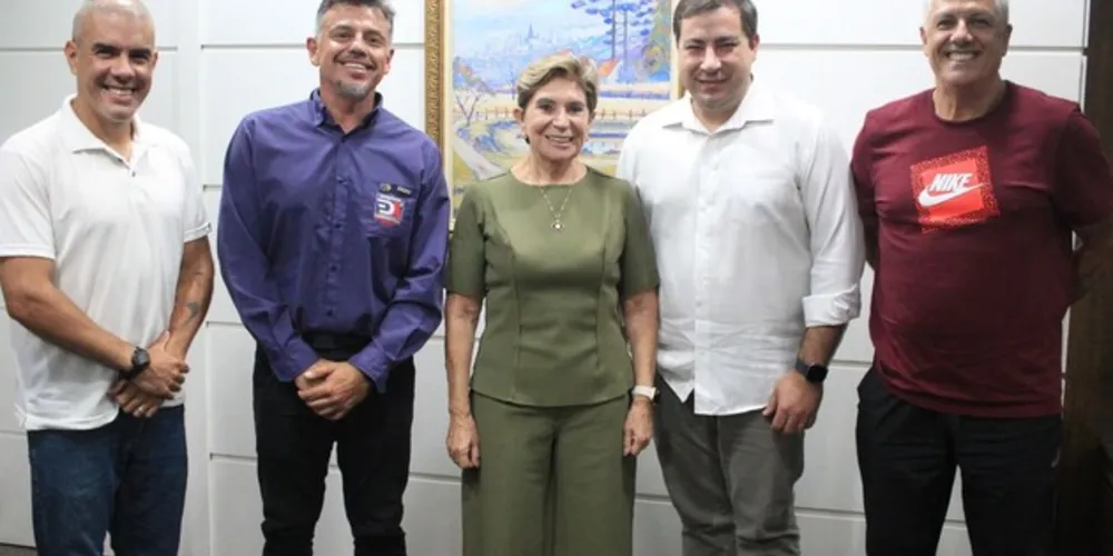 Ao centro a prefeita de Ponta Grossa, Elizabeth Schmidt