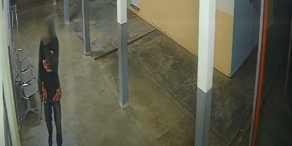 Câmeras de segurança flagraram o suspeito dos crimes