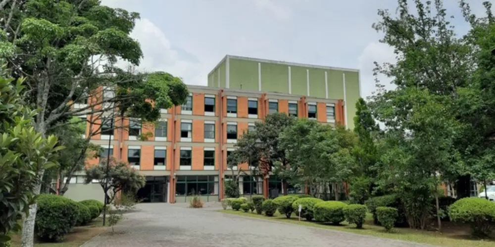 Na segunda-feira (4), um ofício do Núcleo Regional da Educação de Curitiba, da Secretaria de Educação do Paraná, determinou a entrega de todos os exemplares à sede do núcleo, até sexta-feira (8)