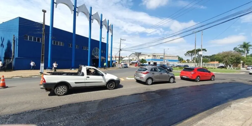 A Prefeitura realiza obras de revitalização em diversas vias da cidade, recuperando pontos com o pavimento deteriorado e em locais com alto fluxo de veículos