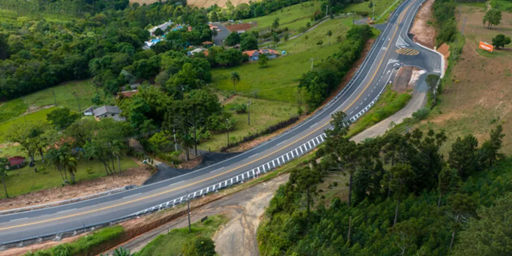 Foram realizados trabalhos de conservação do pavimento e faixa de domínio