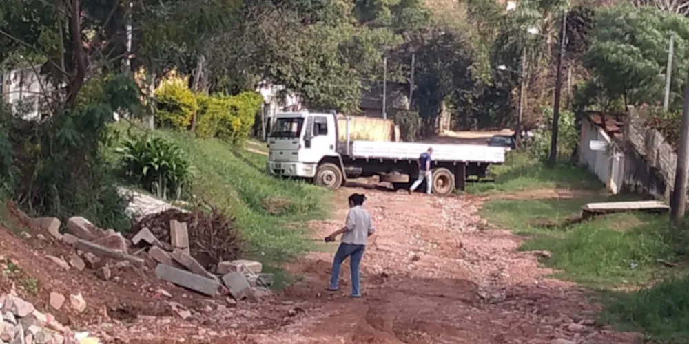 Terra e lama dificultam acesso de veículos nas residências