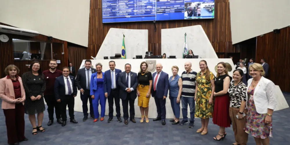 Participação ocorreu no início da sessão plenária desta segunda-feira (6)