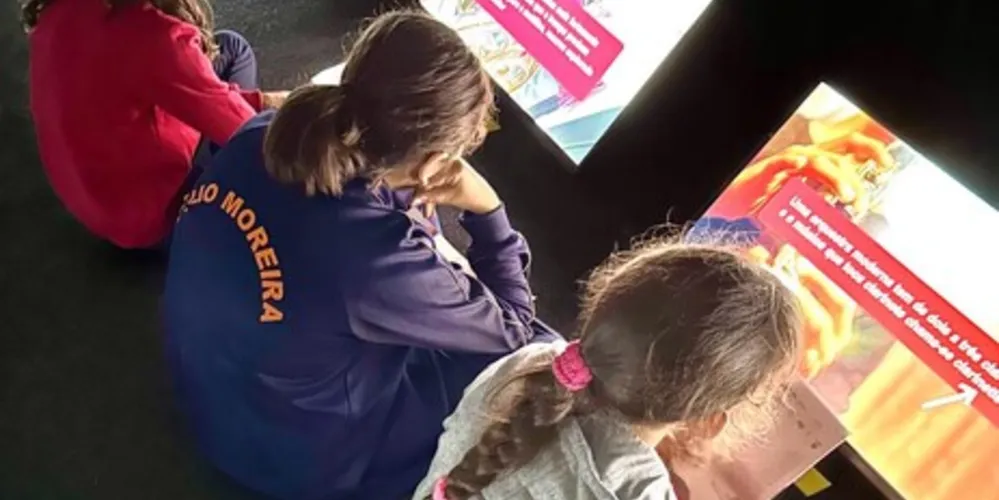 Visitantes podem interagir com as telas e ouvir os sons dos diferentes instrumentos