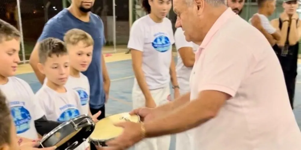 Vereador Paulo Balansin entrega materiais para projeto social
