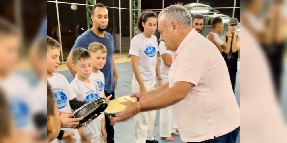 Vereador Paulo Balansin entrega materiais para projeto social