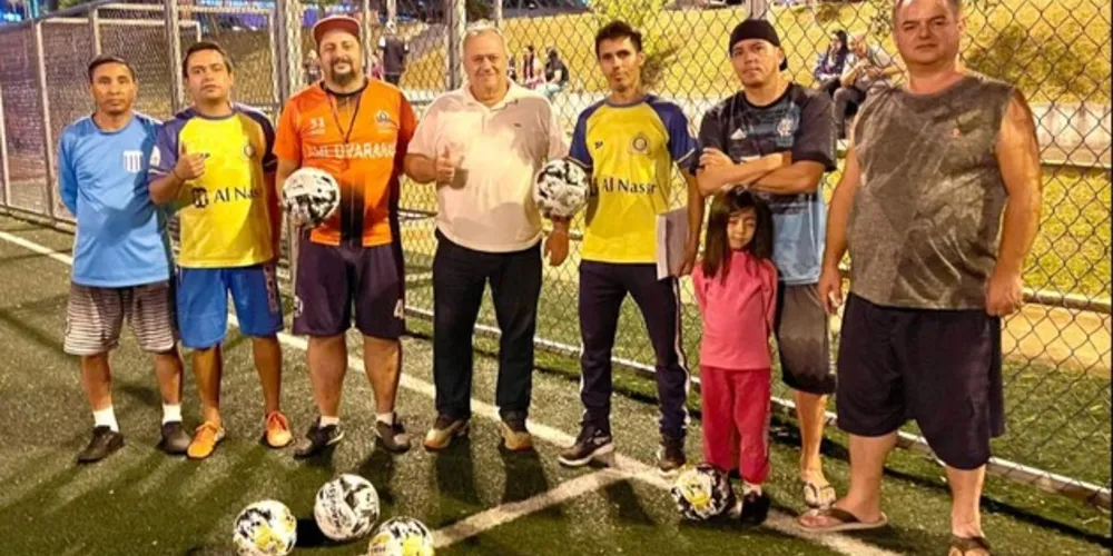 Paulo Balansin e membros do projeto em campo de society da Vila 31 de Março