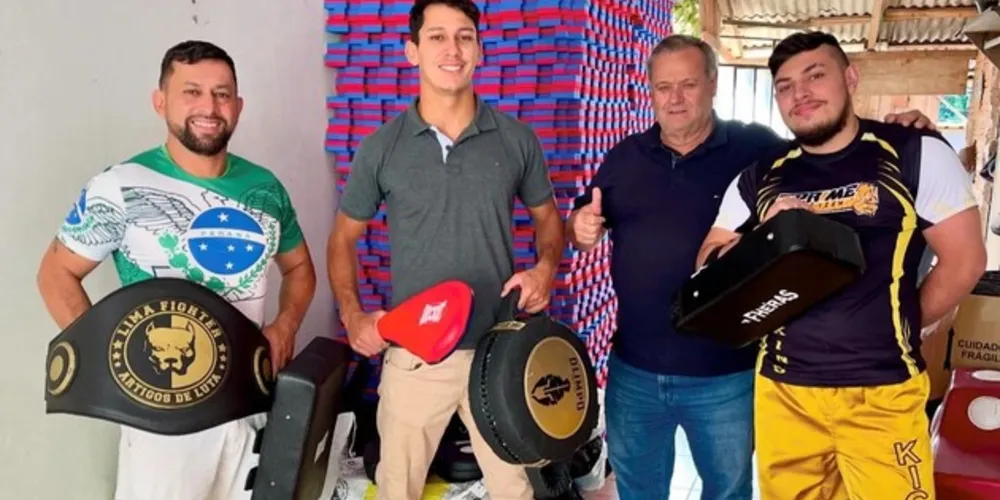 Paulo Balansin entregou materiais aos professores de kickboxing