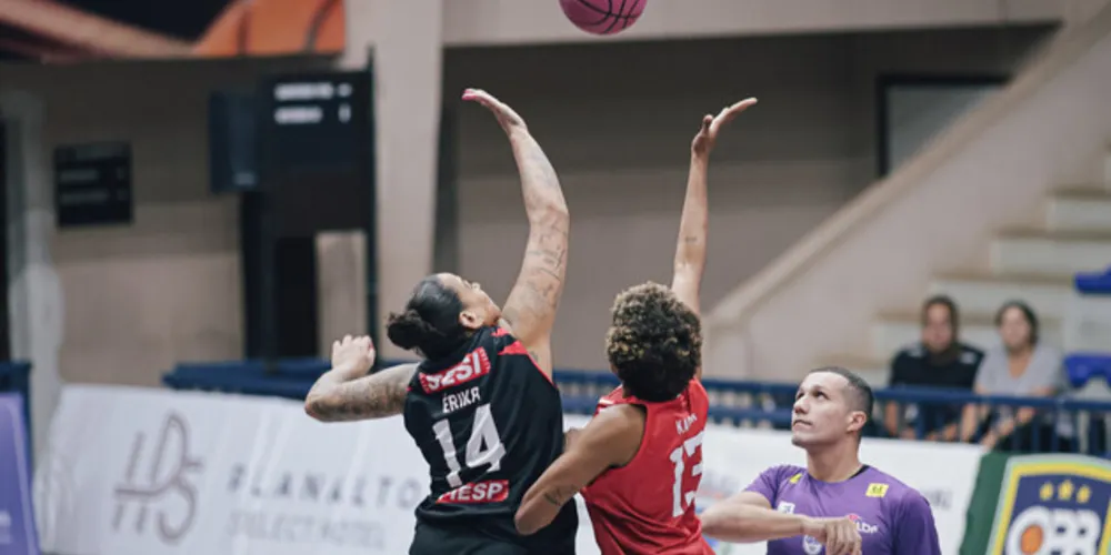 Uma das atrações do duelo foi a capitã da seleção brasileira Érika de Souza (14)