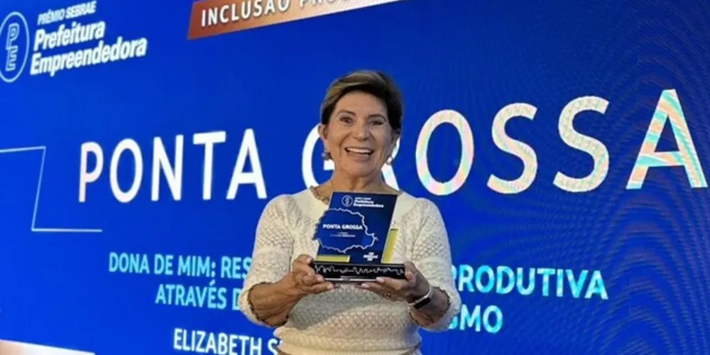 Prefeita Elizabeth recebeu o prêmio na noite dessa quinta-feira (18), em Curitiba