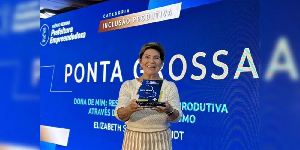 Prefeita Elizabeth recebeu o prêmio na noite dessa quinta-feira (18), em Curitiba