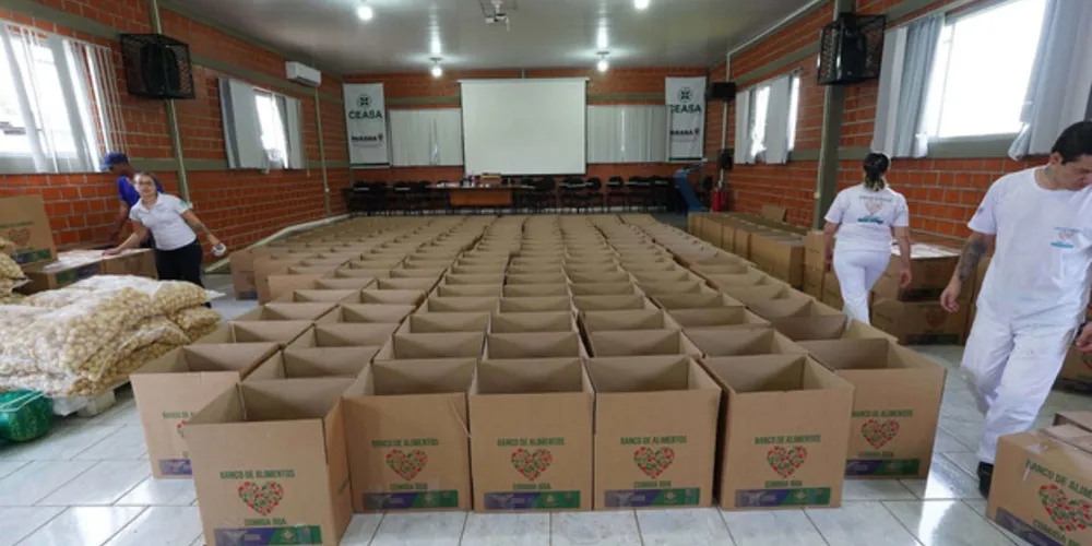 Em uma ação conjunta entre diferentes órgãos do Estado, o Paraná vai enviar alimentos, colchões, kits dormitório e copos d'água para reforçar o auxílio às vítimas das chuvas no Rio Grande do Sul