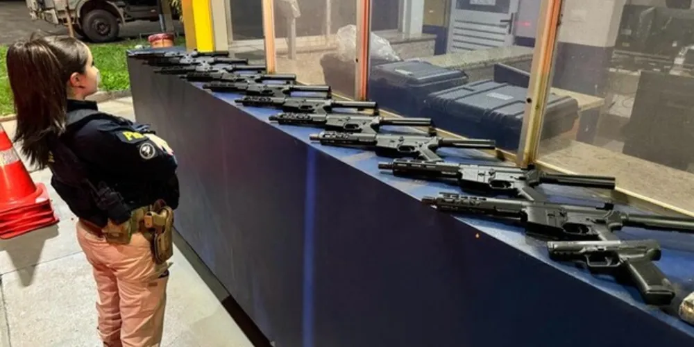 Além da cocaína, os policiais encontraram 10 fuzis de calibre 5.56, e uma pistola 9 mm de origem estrangeira