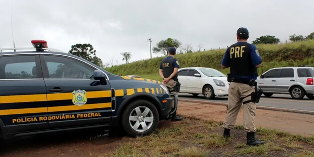 A PRF relatou que os suspeitos disseram à vítima que queriam levar a carga do caminhão