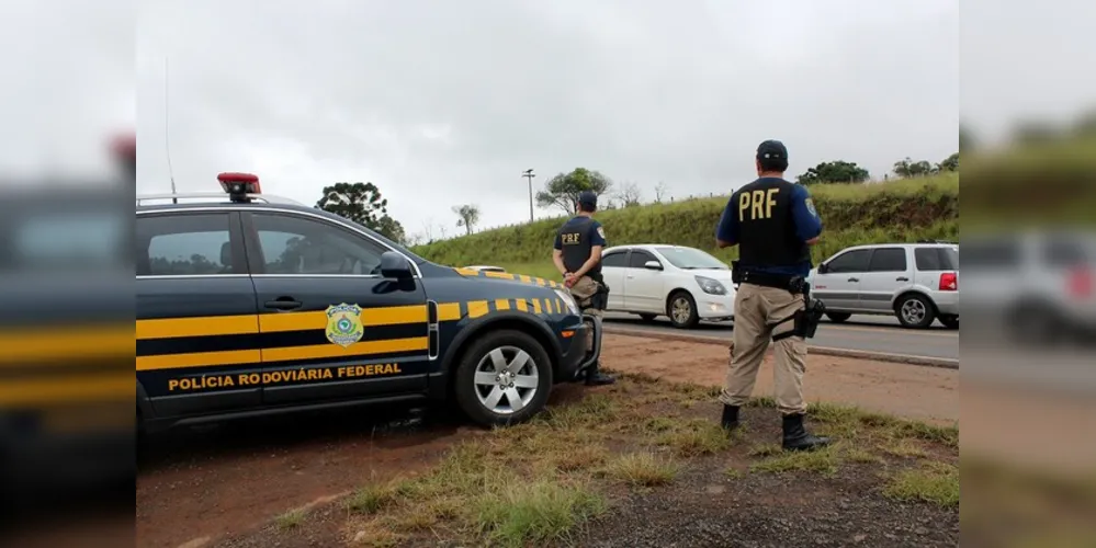 A Polícia Rodoviária Federal (PRF) prestou apoio aos ocupantes do ônibus