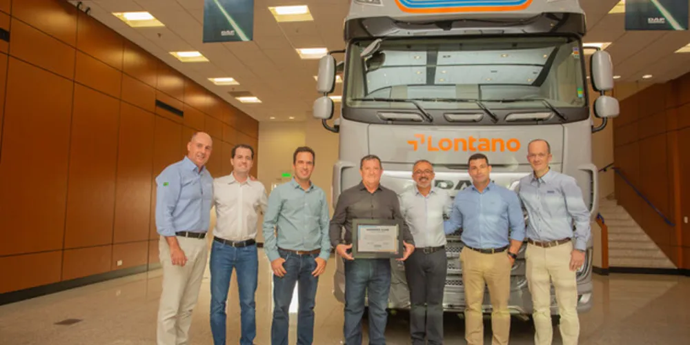 Na imagem, da esquerda para a direita: Luis Gambim, Diretor Comercial DAF Caminhões; Luiz Gustavo Dall’Agnol, Diretor Financeiro Grupo Lontano; Leonardo Dall’Agnol, Diretor Grupo Lontano; Airton Dall’Agnol, Presidente Grupo Lontano; Evaldo Lelis, Presidente da DAF Caoibá; Antenor Frasson Jr, Diretor Geral Paccar Parts; Anderson Haiducki, Diretor Geral Paccar Financial