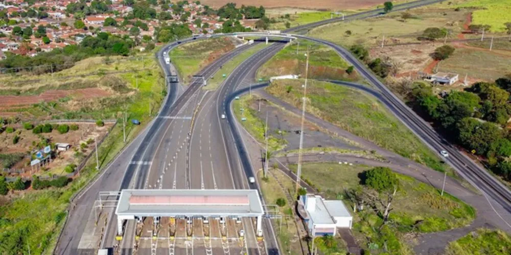 Usuários precisam pagar pedágio para se locomover entre bairros da cidade