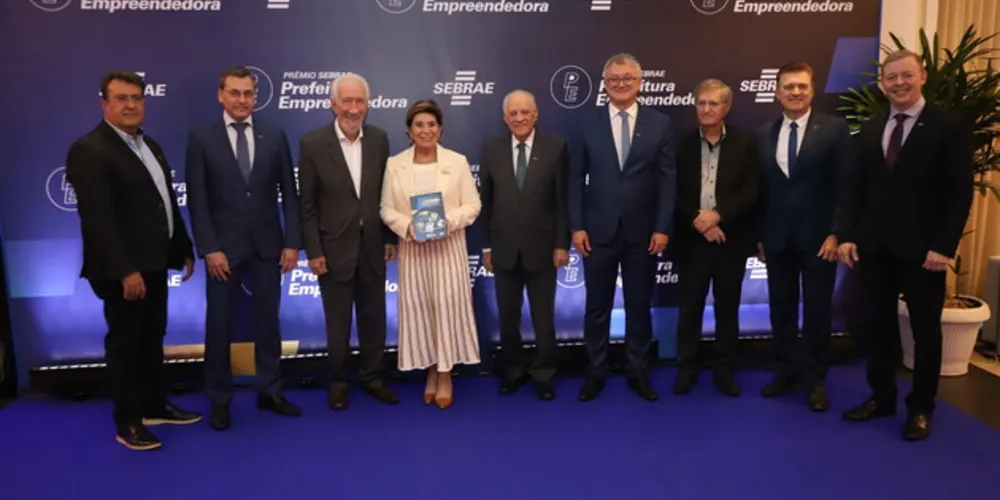 Prefeita Elizabeth e demais autoridades na entrega do prêmio
