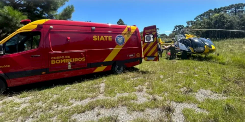 O casal precisou ser socorrido pelo Falcão 04, do Batalhão de Polícia Militar de Operações Aéreas, em Quatro Barras