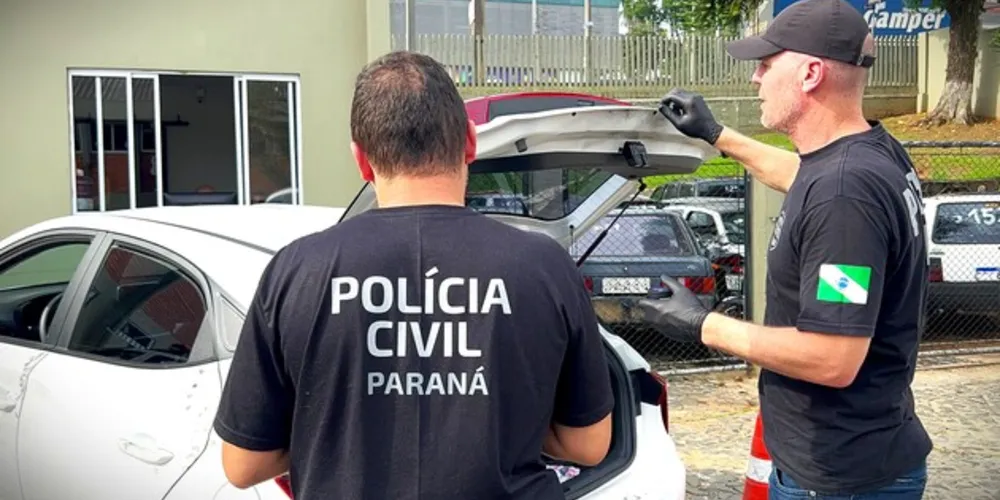 Equipes da Polícia Civil fazem perícia no veículo apreendido