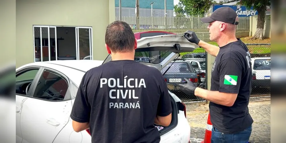 Equipes da Polícia Civil fazem perícia no veículo apreendido