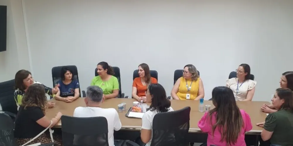 O time de professores de Guarapuava foi recepcionado pela secretária de Educação, professora Simone Pereira Neves