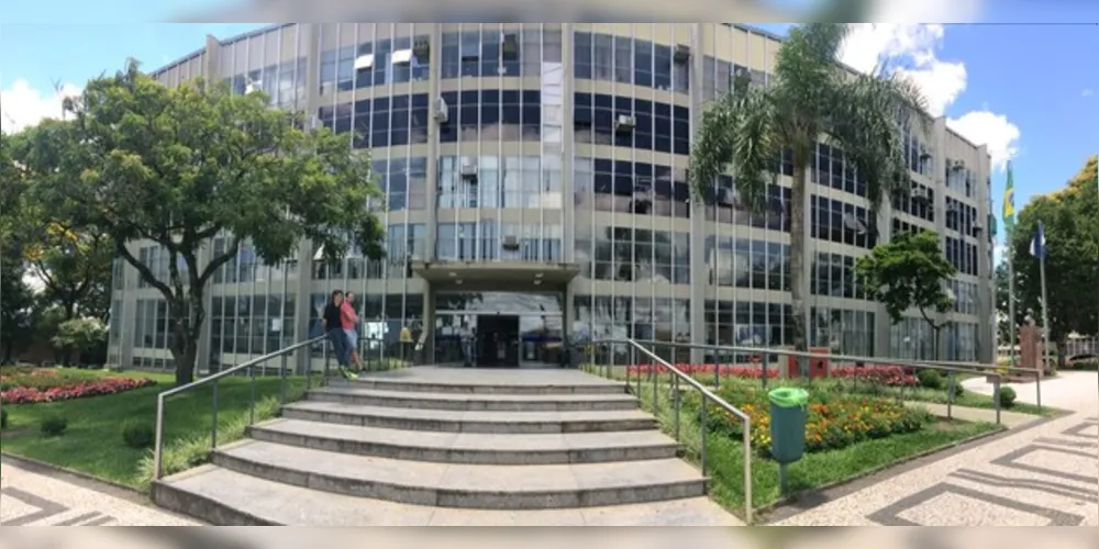 Assembleia acontece em frente ao Paço Municipal