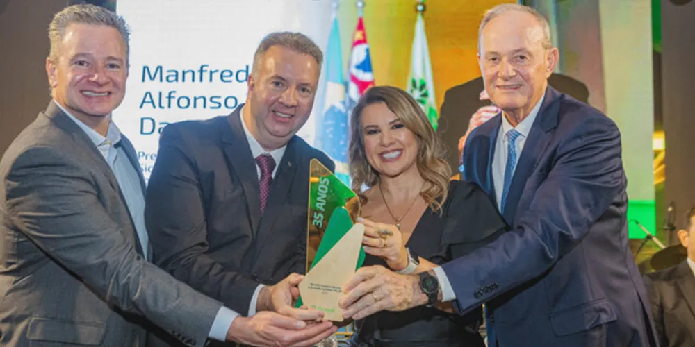 Presidente Marcio Zwierewicz, Diretora Executiva Leila Grik
recebendo homenagem da central PRSPRJ pelo Diretor Executivo Maroan e Presidente Manfred.