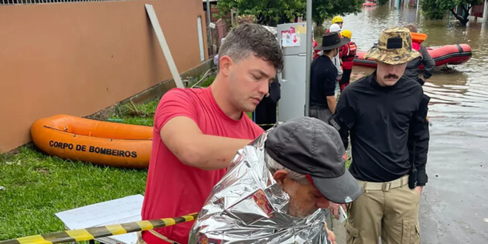 Forças de salvamento do Paraná já resgataram 786 pessoas no Rio Grande do Sul