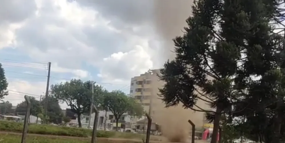Vídeo mostra redemoinho de poeira na capital paranaense